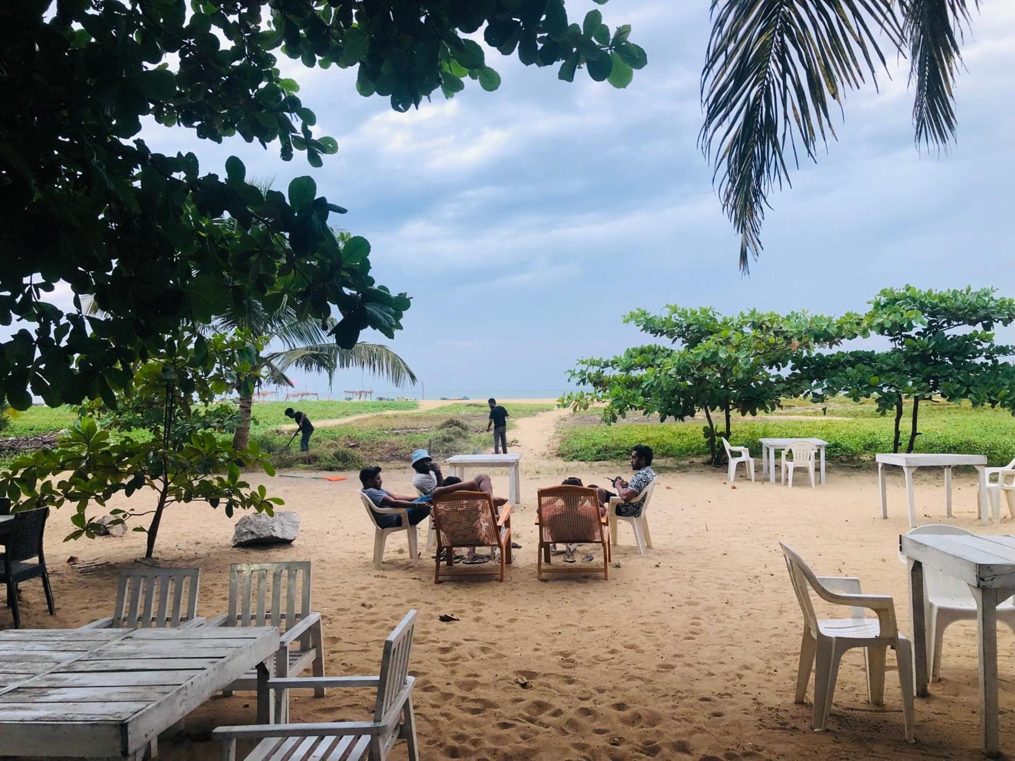 Honey Beach Негомбо Екстериор снимка