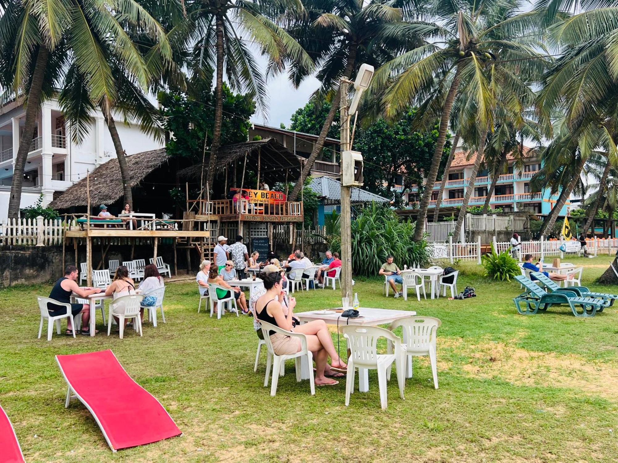 Honey Beach Негомбо Екстериор снимка